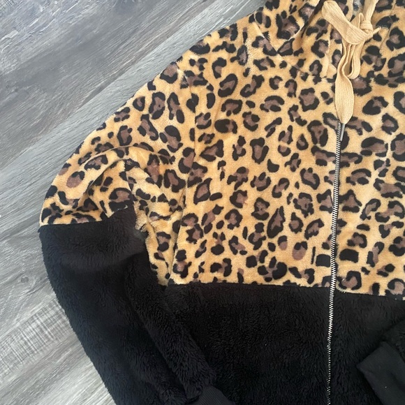 NWT Black Animal Print Fleece Pullover Hoodie Women's Sweater - Picture 8 of 8